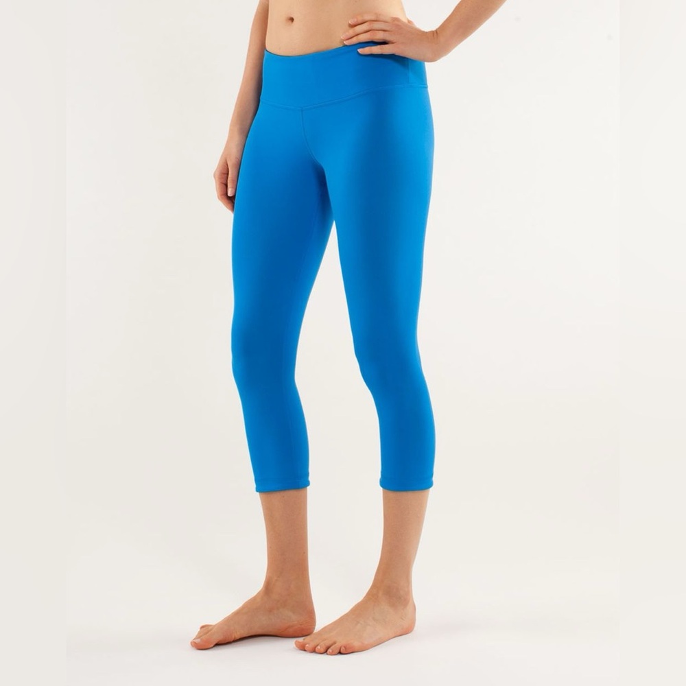 Lululemon Athletica Reversible Beaming Blue/Black Wunder Under Crop size 6 - Picture 4 of 14